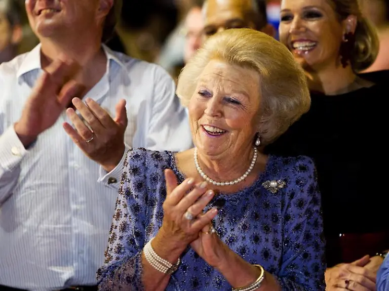 Koenigin-Beatrix-und-Prinz-Willem-Alexander-weilen-derzeit-in-der-Karibik-Foto-Robin-UtrechtKoenigin-Beatrix-sitzt-schon-sehr-lange-auf-ihrem-Thron