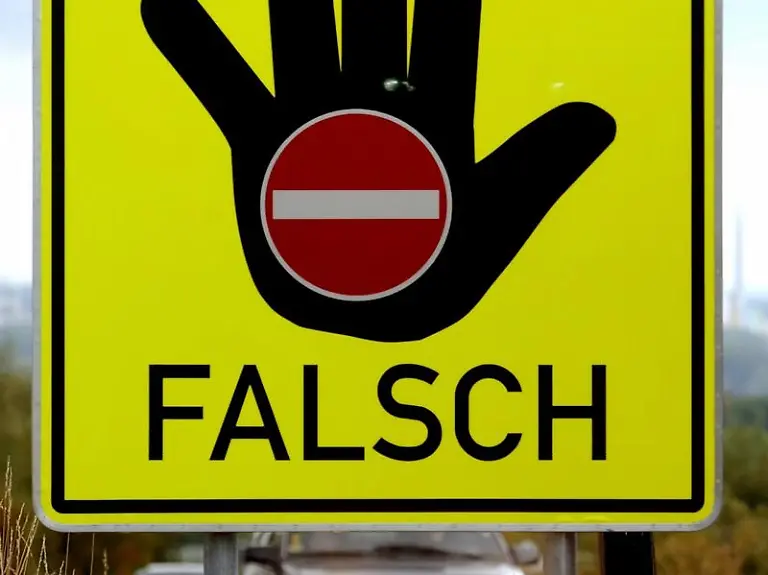 Bei-Martinsthal-Hessen-warnt-ein-Schild-vor-der-falschen-Autobahn-Auffahrt-Die-meisten-Geisterfahrer-geraten-nicht-aus-Versehen-sondern-unter-Drogeneinfluss-auf-die-verkehrte-Spur