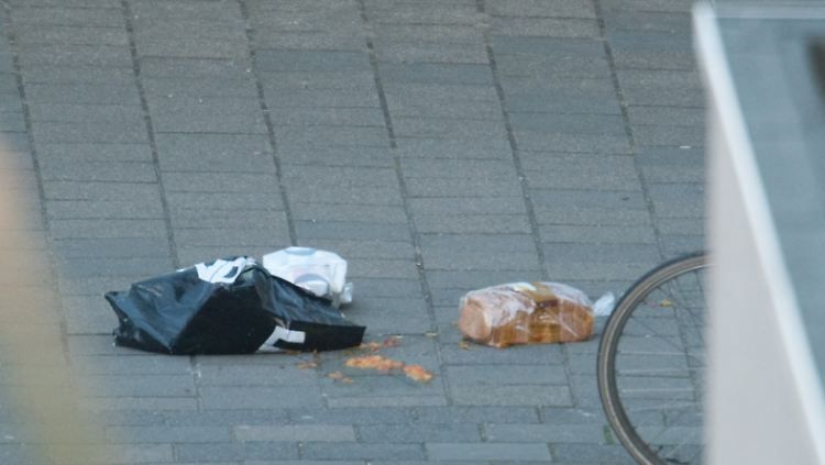 Einkäufe liegen auf dem Parkplatz des Einkaufszentrums.