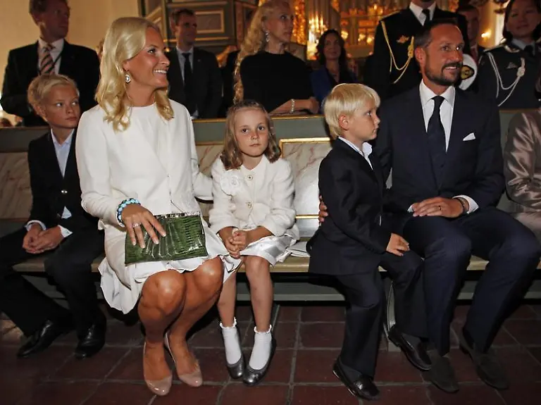 Prinzessin-Mette-Marit-und-Prinz-Haakon-mit-Begleitung-in-Oslo
