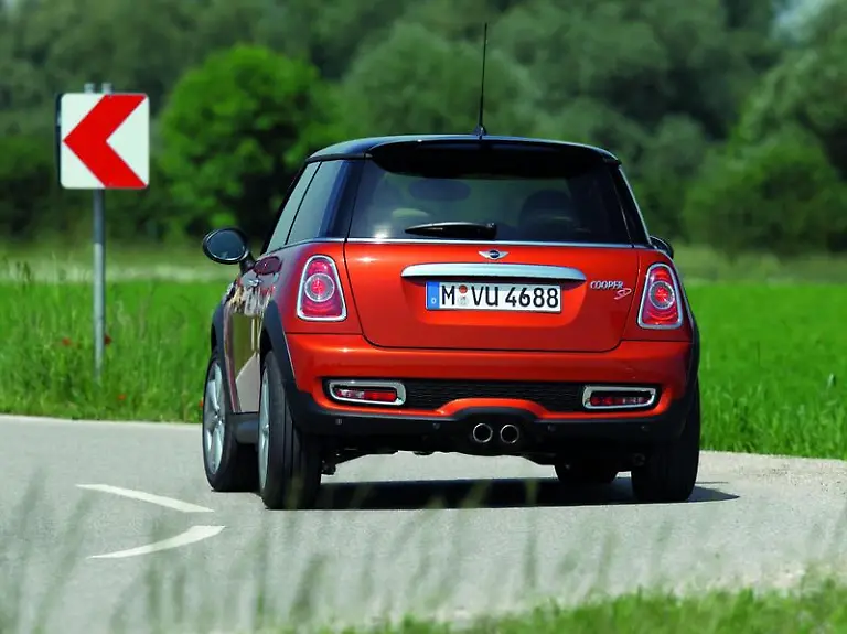 Das-Kuerzel-SD-am-Heck-verraet-es-In-diesem-Mini-arbeitet-der-neue-Top-Diesel-mit-105-kW-143-PS-Auf-dem-Genfer-Autosalon-feiert-der-Selbstzuender-seine-Premiere