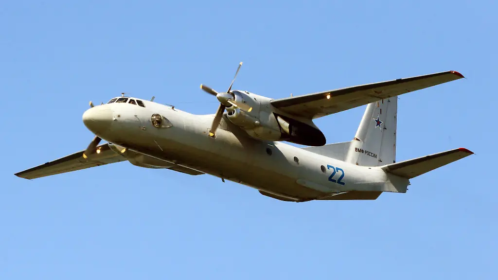 ARCHIV-07-05-2015-Russland-Baltijsk-Eine-Antonow-An-26-bei-einer-Probe-fuer-eine-Militaerparade-Beim-Absturz-einer-russischen-Militaertransportmaschine-vom-Typ-Antonow-An-26-in-Syrien-sind-am-06-03-2018-alle-32-Menschen-an-Bord-getoetet-worden-Das-Flugzeug-sei-beim-Landeanflug-auf-den-Luftwaffenstuetzpunkt-Hamaimim-abgestuerzt-teilte-das-russische-Verteidigungsministerium-in-Moskau-mit
