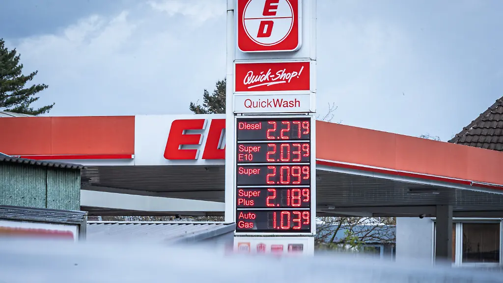 Zum-1-April-tritt-das-neue-Gesetz-zur-Begrenzung-der-tA-glichen-Anpassung-der-Kraftstoffpreise-der-deutschen-Bundesregierung-in-Kraft-Die-sogenannte-Spritpreisbremse-soll-dafA-r-sorgen-dass-die-Folgen-des-Iran-Krieges-und-die-damit-stark-gestiegenen-Kraftstoffpreise-eingedA-mmt-werden-In-Zukunft-dA-rfen-Tanstellen-ihre-Preise-nur-noch-einmal-am-Tag-um-12-Uhr-mittags-anheben-Senken-dA-rfen-sie-sie-immer-Ob-das-Gesetz-den-entsprechenden-Effekt-erzielt-ist-zweifelhaft