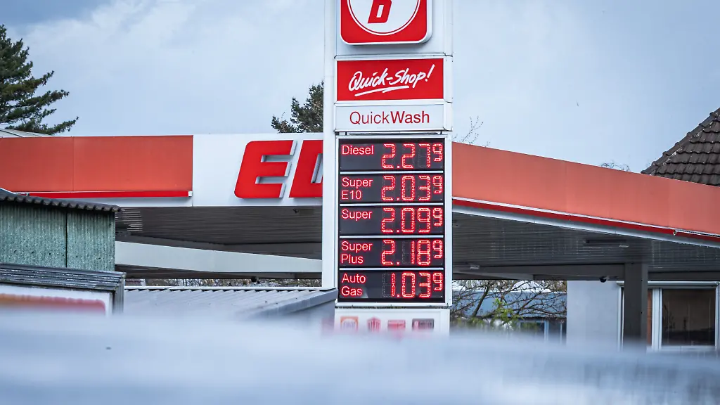 Zum-1-April-tritt-das-neue-Gesetz-zur-Begrenzung-der-tA-glichen-Anpassung-der-Kraftstoffpreise-der-deutschen-Bundesregierung-in-Kraft-Die-sogenannte-Spritpreisbremse-soll-dafA-r-sorgen-dass-die-Folgen-des-Iran-Krieges-und-die-damit-stark-gestiegenen-Kraftstoffpreise-eingedA-mmt-werden-In-Zukunft-dA-rfen-Tanstellen-ihre-Preise-nur-noch-einmal-am-Tag-um-12-Uhr-mittags-anheben-Senken-dA-rfen-sie-sie-immer-Ob-das-Gesetz-den-entsprechenden-Effekt-erzielt-ist-zweifelhaft