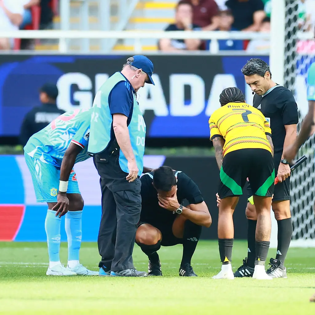 Soccer-Football-FIFA-World-Cup-Inter-Confederation-Playoffs-Final-DR-Congo-v-Jamaica-Estadio-Guadalajara-Guadalajara-Mexico-March-31-2026-Referee-Facundo-Raul-Tello-Figueroa-receives-medical-attention-after-sustaining-an-injury-REUTERS-Eloisa-Sanchez