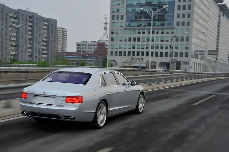 BentleyFlyingSpur10051303