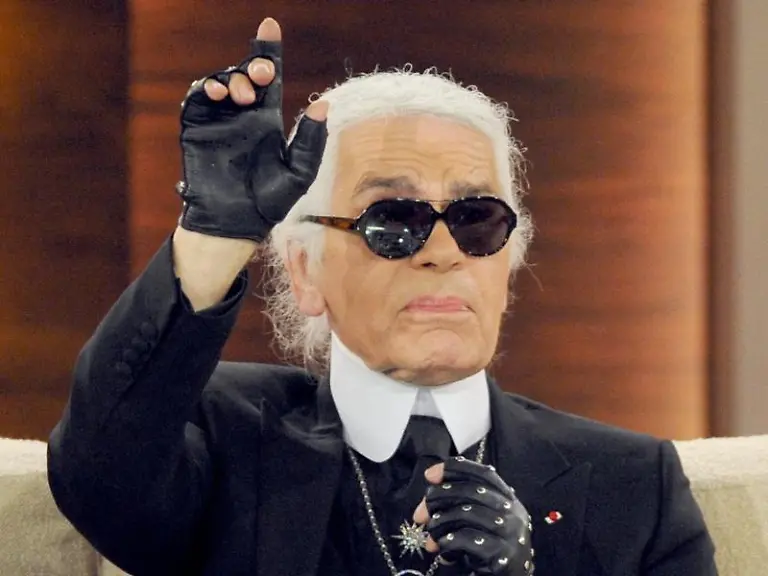 Modeschoepfer-Karl-Lagerfeld-am-03-12-2011-in-der-ZDF-Show-Wetten-dass-in-Friedrichshafen-am-Bodensee