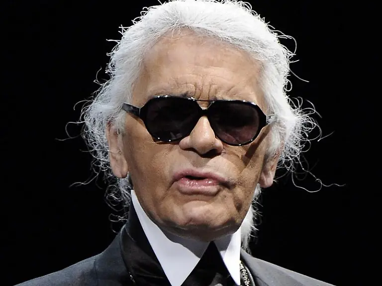 Karl-Lagerfeld-hat-das-Hochzeitskleid-von-Drew-Barrymore-designt