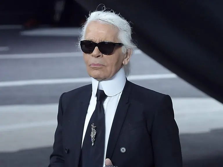Karl-Lagerfeld-hat-eine-spitze-Zunge