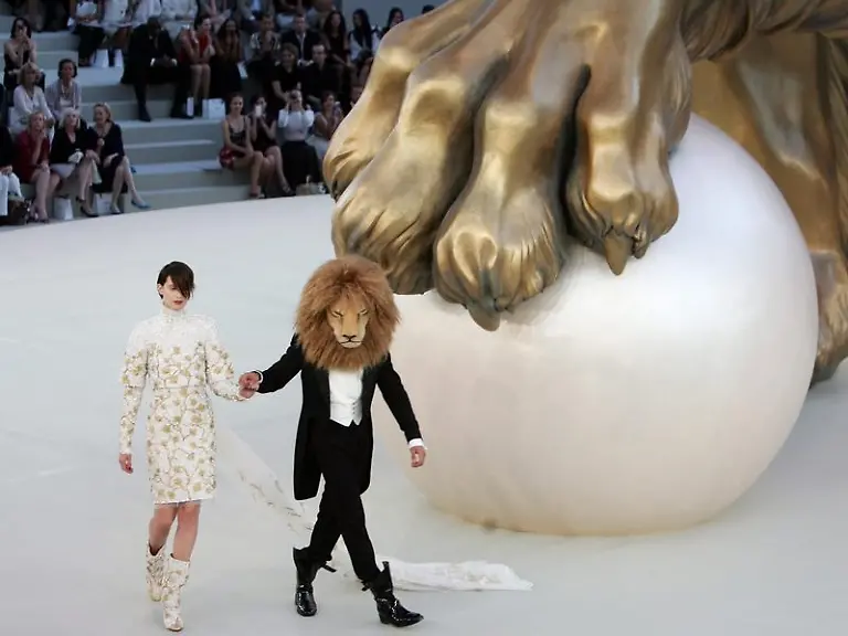 Karl-Lagerfeld-hat-bei-der-Chanel-Show-in-Paris-den-Loewen-aus-dem-Kaefig-gelassen