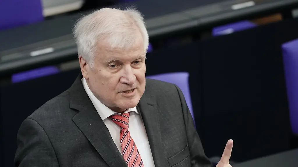 Seehofer-ist-ueberzeugt-dass-die-ueberwaeltigende-Mehrheit-unserer-Polizistinnen-und-Polizisten-solche-Machenschaften-ablehnen