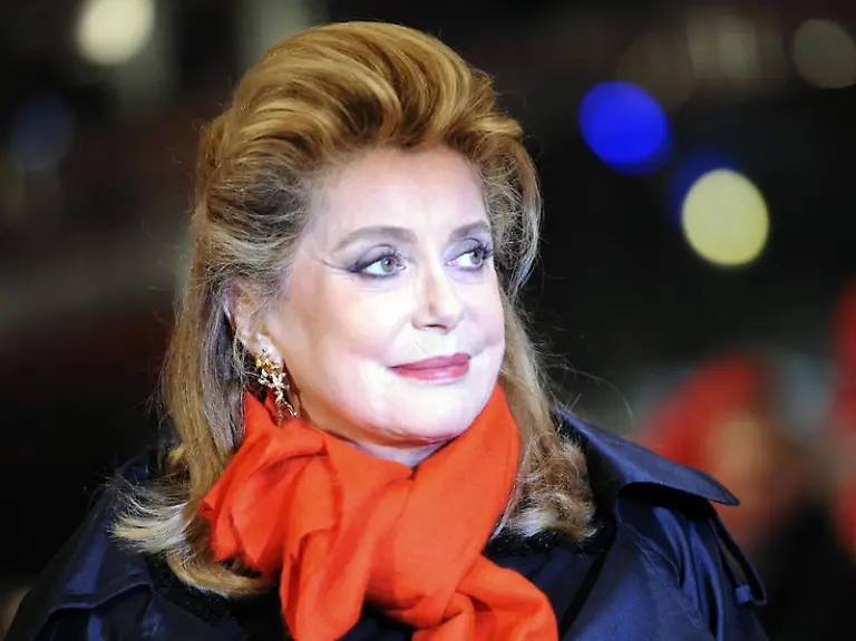 Catherine-Deneuve-ist-eine-leidenschaftliche-Raucherin