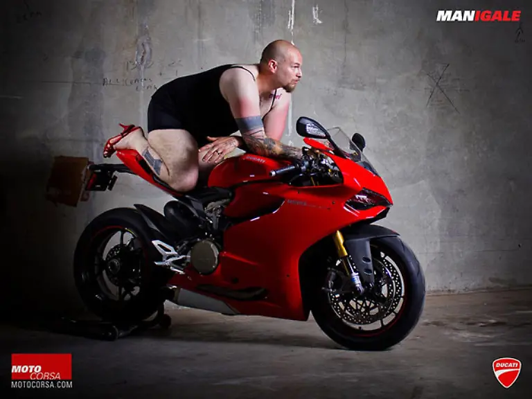 Motorcycle-men-pose-as-biker-babes-13
