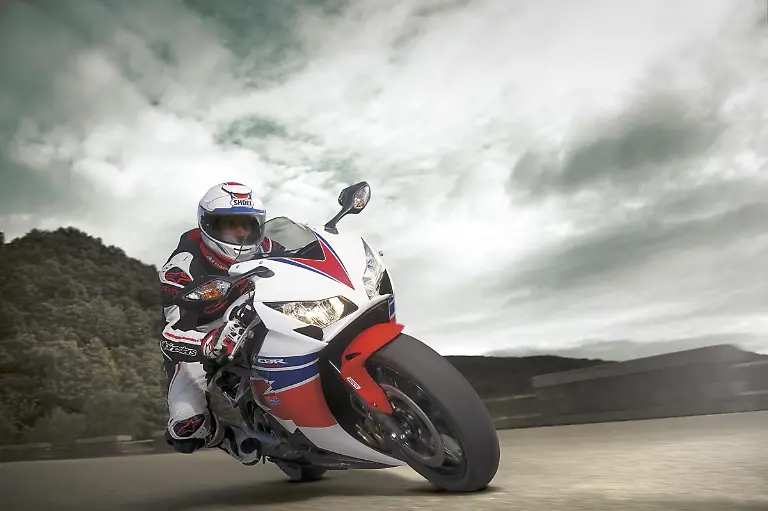 honda-cbr1000rr-action-2014-25
