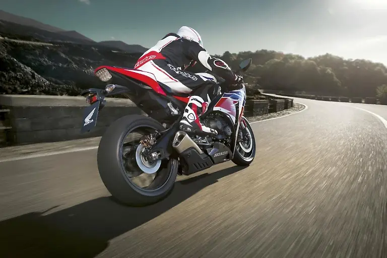 honda-cbr1000rr-action-2014-31
