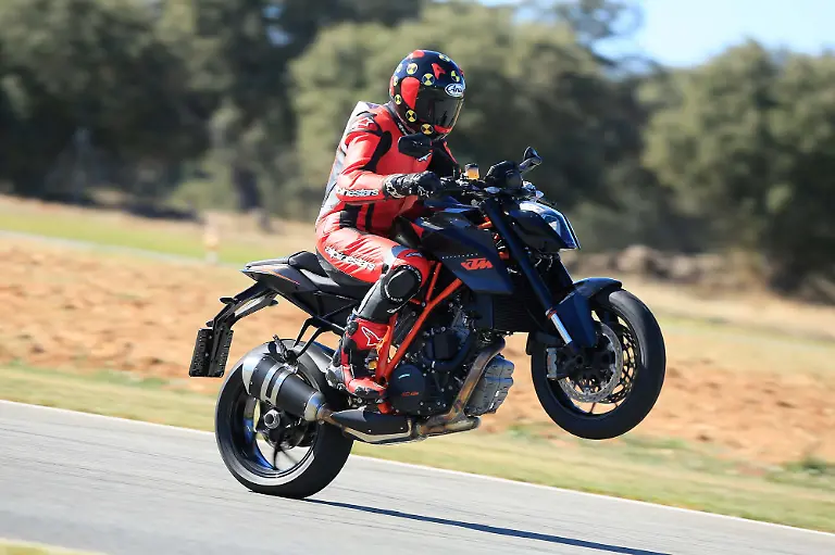 2014-KTM-1290-Super-Duke-R-Iwan-van-der-Valk-review-16