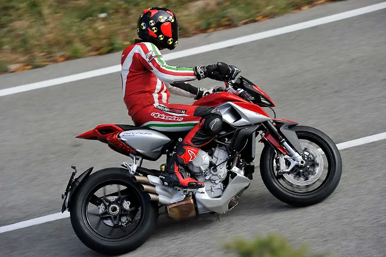 2014-MV-Agusta-Rivale-800-review-07