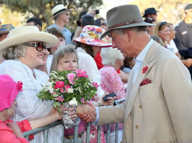 Eine-gebluemte-Camilla-im-Viehzuechterstaedtchen-Longreach