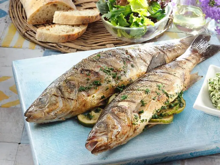 Huelsenfruechte-wie-weisse-Bohnen-saettigen-gut-weil-sie-reich-an-Ballaststoffen-sind-Ausserdem-enthalten-sie-viel-gesundes-pflanzliches-Eiweiss-Foto-Stiftung-Warentest-Knut-KoopsHumus-besteht-aus-gekochten-und-puerierten-Kichererbsen-das-Mus-wird-mit-Kreuzkuemmel-Sesampaste-Salz-und-Zitrone-abgeschmeckt-und-mit-Olivenoel-zu-Brot-serviert-Foto-Stiftung-Warentest-Knut-KoopsKichererbsen-sind-aus-der-mediterranen-Kueche-nicht-wegzudenken-sie-lassen-sich-zum-Beispiel-mit-Rucola-und-weiteren-Zutaten-zu-herzhaften-Salaten-kombinieren-Foto-Stiftung-Warentest-Knut-KoopsHochwertiges-Eiweiss-Jod-und-wertvolle-Omega-3-Fettsaeuren-stecken-in-Fischen-wie-dem-Wolfsbarsch-den-es-in-portionsgerechten-Groessen-zu-kaufen-gibt-Foto-FIZ-e-V