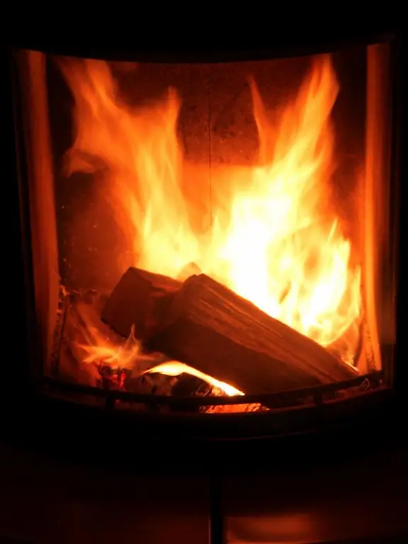 Wohlige-Waerme-an-kalten-Tagen-versprechen-Kaminoefen-wer-umruesten-will-sollte-die-Monate-zwischen-den-Heizperioden-nutzen