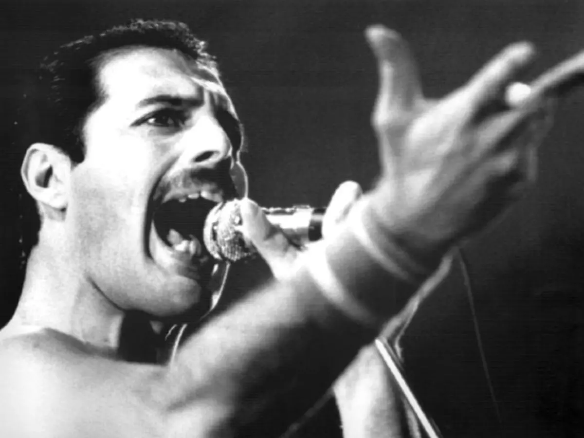 Der-Leadsaenger-der-britischen-Rockgruppe-Queen-Freddie-Mercury-im-September-1984