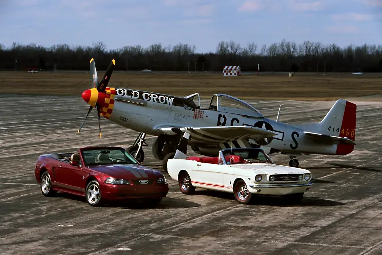 17Ford-MustangGenerationVierAnniversaryEdition2004TrifftMustangModell1965UndKampfflugzeugMustangP51QuelleFord