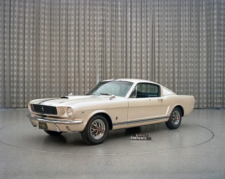Ford-Mustang-For-Christmas3