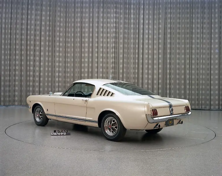 Ford-Mustang-For-Christmas2