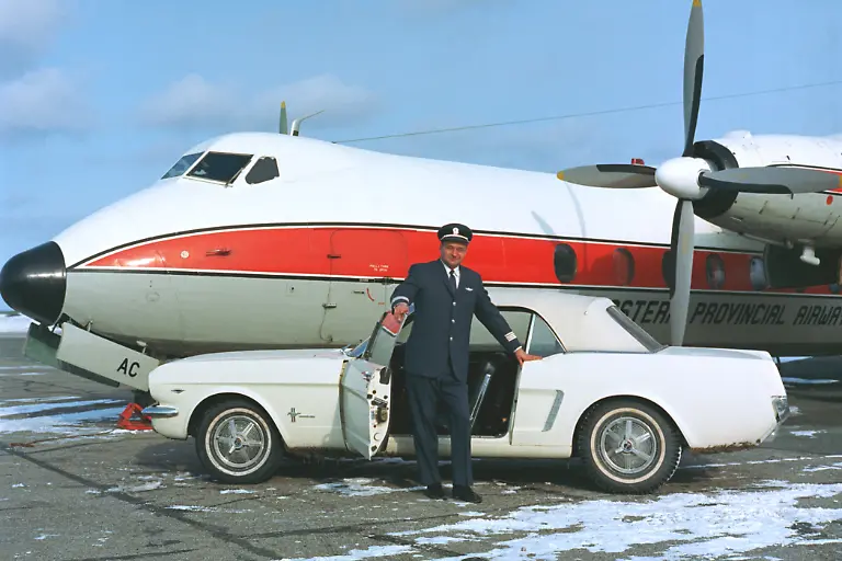 03CaptainStanleyTuckerUndSeinFordMustangVon1964DasErsteAusgelieferteKundenfahrzeugQuelleFord