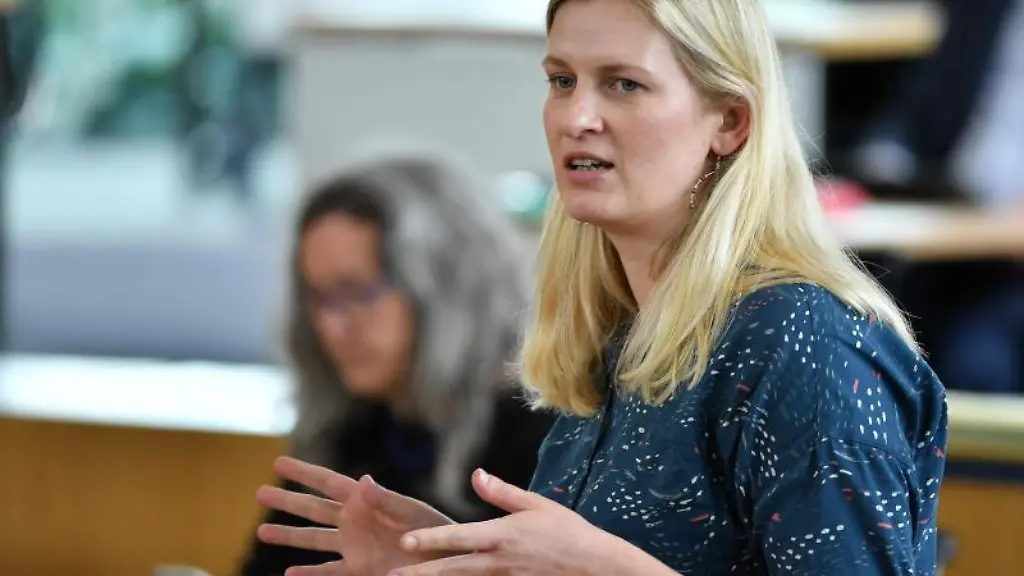 Madeleine-Henfling-Buendnis90-Die-Gruenen-spricht-waehrend-einer-Landtagssitzung