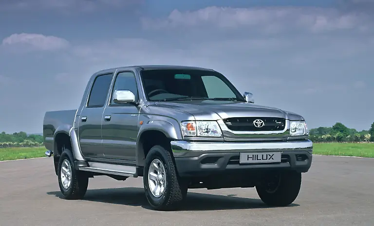 2004-toyota-hilux-invincible-01