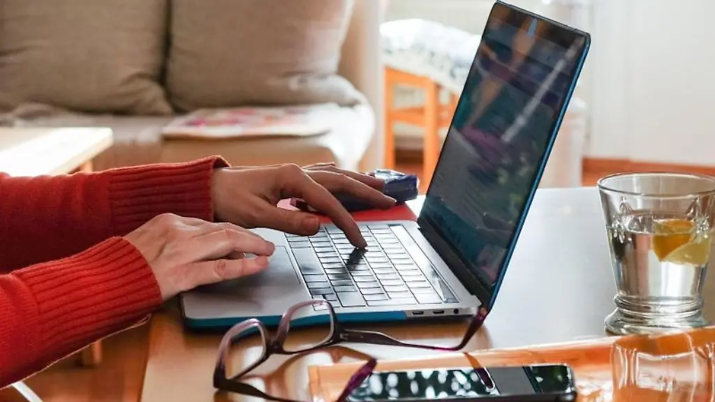 Ein-Frau-arbeitet-im-Homeoffice