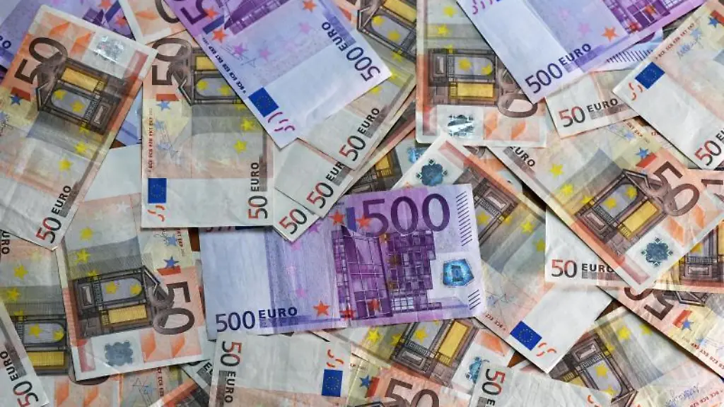 Euro-Banknoten-liegen-auf-einem-Tisch