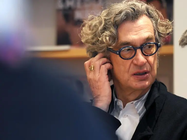 Wim-Wenders-In-Letzter-Sekunde-aus-dem-Rhein-gerettet