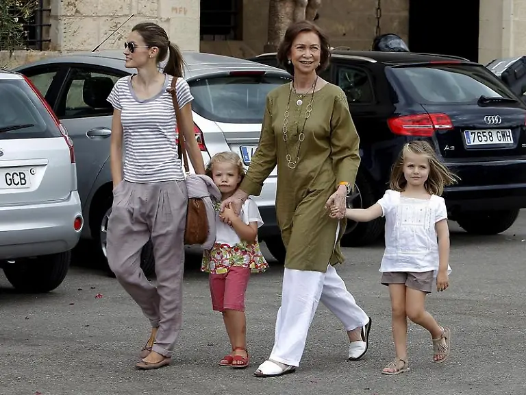 Koenigin-Sofia-Prinzessin-Letizia-l-und-ihre-Toechter-Leonor-r-und-Sofia-in-Palma-de-Mallorca