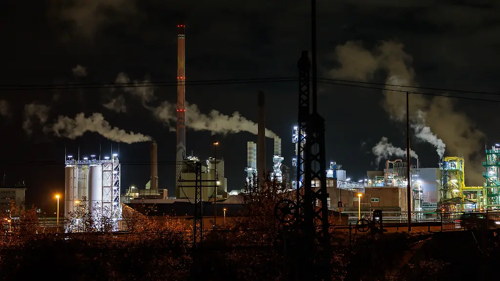 Blick-auf-Anlagen-im-Industriepark-Hoechst-in-Frankfurt-Die-Monopolkommission-uebergibt-das-Sektorgutachten-Energie-an-das-Bundeswirtschaftsministerium