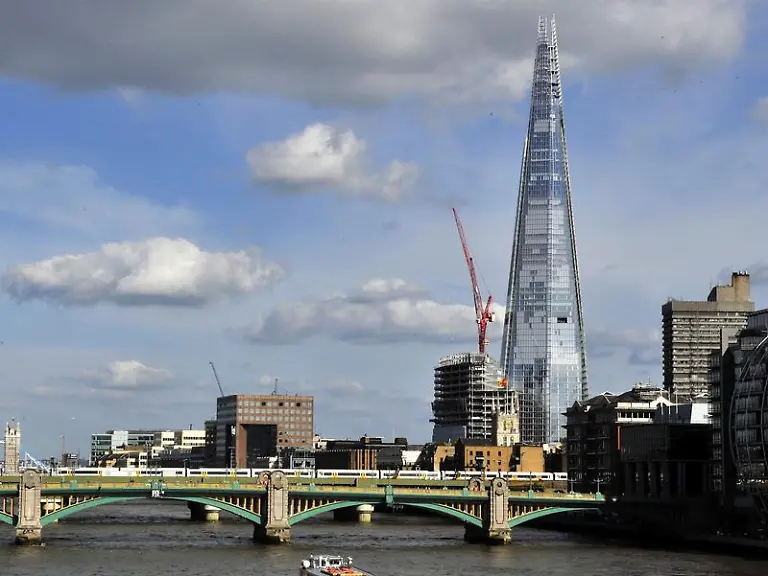 Das-neue-Hochhaus-The-Shard-bietet-London-Touristen-einen-Blick-aus-244-Metern-Hoehe-fuer-umgerecht-29-Euro-allerdings-ein-teurer-Spass