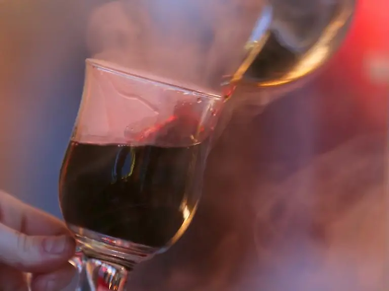 Wenn-es-kalt-ist-dann-sind-Punsch-und-Gluehwein-beliebte-Getraenke