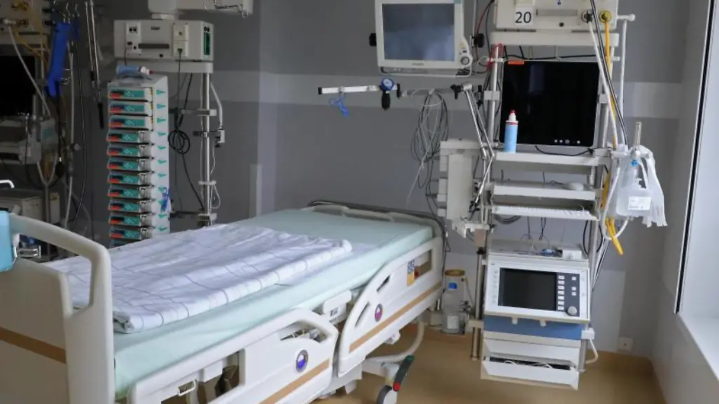 Ein-Bett-auf-einer-Intensivstation