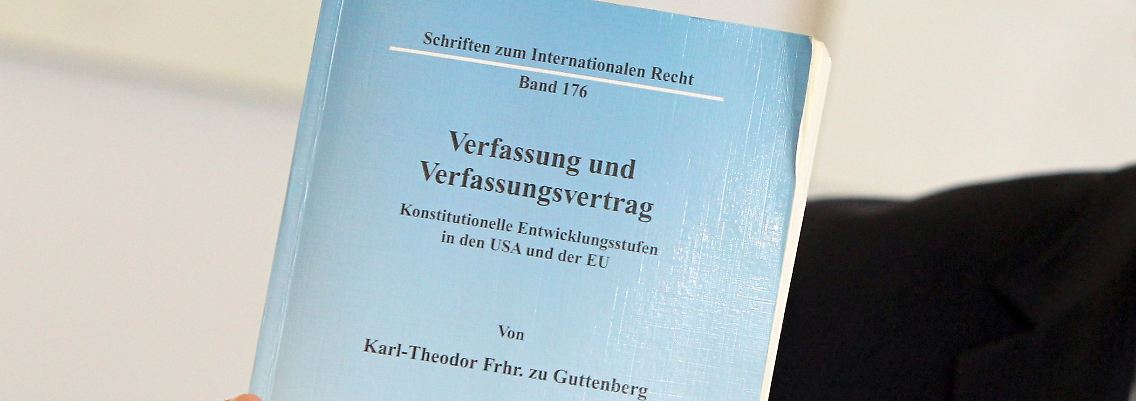 Prof. Dr. Bormann mit Guttenbergs Doktorarbeit: Auch für die Uni sehr peinlich.