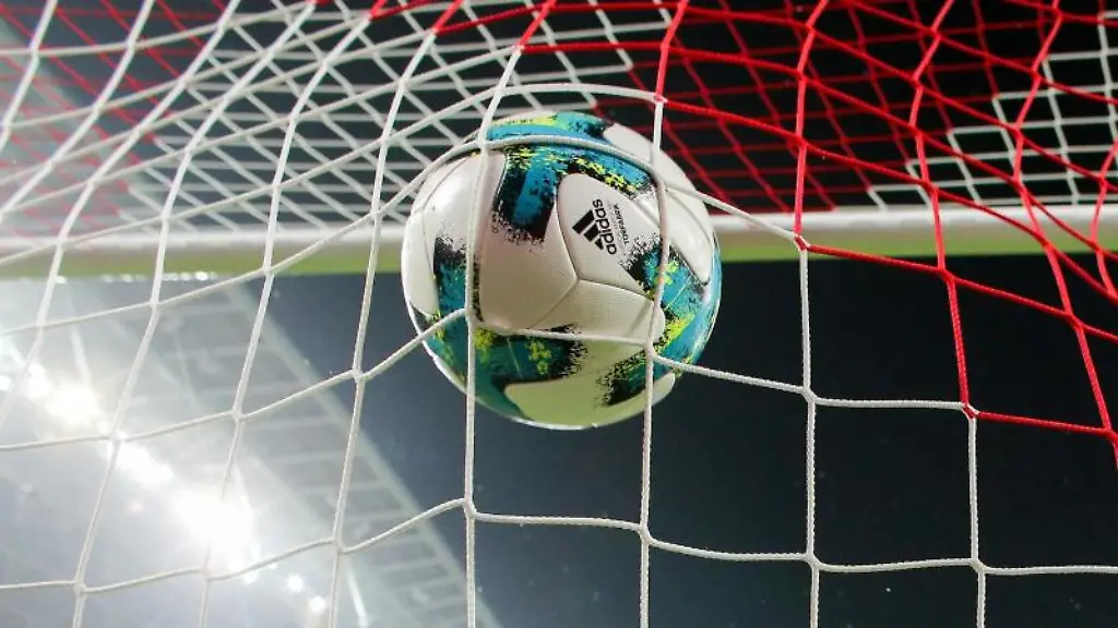 Ein-Ball-geht-ins-Netz