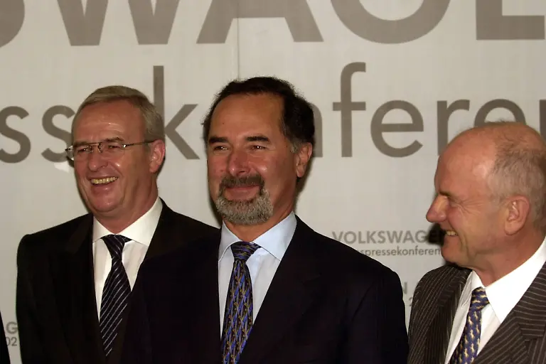 Winterkorn-links-Dr-Bernd-Pischetsrieder-und-Piech-bei-Jahrespressekonferenz-2002-in-Wolfsburg