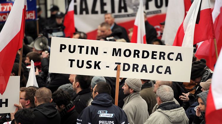 "Putin - Mörder, Tusk - Verräter", heißt es auf diesem Schild. Die Demonstranten forderten am Samstag vor der russischen Botschaft, dass Russland "die ganze Wahrheit" über das Unglück offenbart. Die Kundgebung war von der konservativen "Gazeta Polska" organisiert worden.