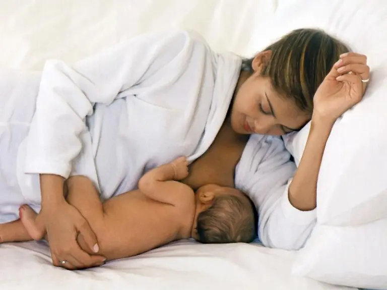 Stillende-Muetter-sollten-Babys-fleischhaltige-Breie-zufuettern-Ansonsten-kann-es-zu-Eisenmangel-kommen