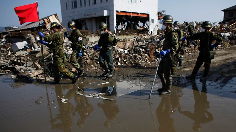 Soldaten suchen in Ishinomaki nach Opfern.