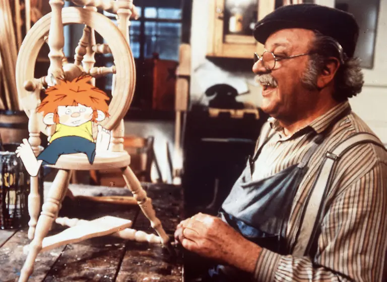 Pumuckl-und-die-Musik-Der-Meister-Eder-GUSTL-BAYRHAMMER-hat-seine-liebe-Muehe-mit-seinem-Kobold-Pumuckl-trotzdem-moechte-er-den-kleinen-Kerl-nicht-missen