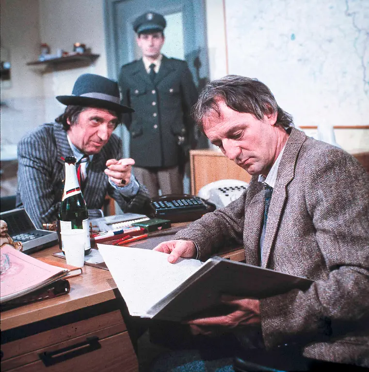 Tatort-Riedmueller-Vorname-Sigi-Fernsehreihe-Fernsehkrimi-Krimi-Reihe-BRD-1986-Regie-Michael-Kehlmann-Szene-mit-Herbert-Fux-und-Guenther-Maria-Halmer-rmr17