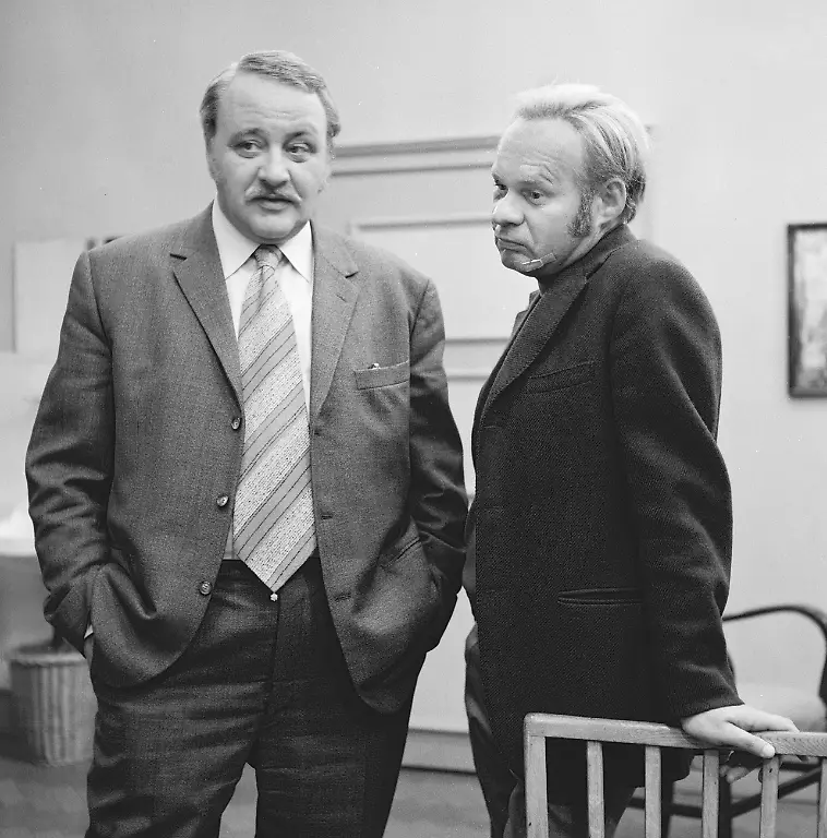 Tatort-Als-gestohlen-gemeldet-Fernsehfilm-Krimireihe-BRD-1975-Regie-Wilm-ten-Haaf-Szene-mit-Gustl-Bayrhammer-als-Kriminaloberinspektor-Melchior-Veigl-und-Ralf-Wolter-rmr17-00747711