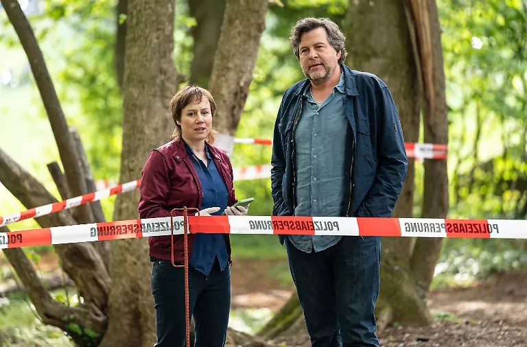 HANDOUT-Eva-Loebau-und-Hans-Jochen-Wagner-stehen-bei-den-Dreharbeiten-zu-Tatort-Ad-Acta-undatierte-Filmszene-Der-Film-laeuft-am-22-09-2024-im-Ersten