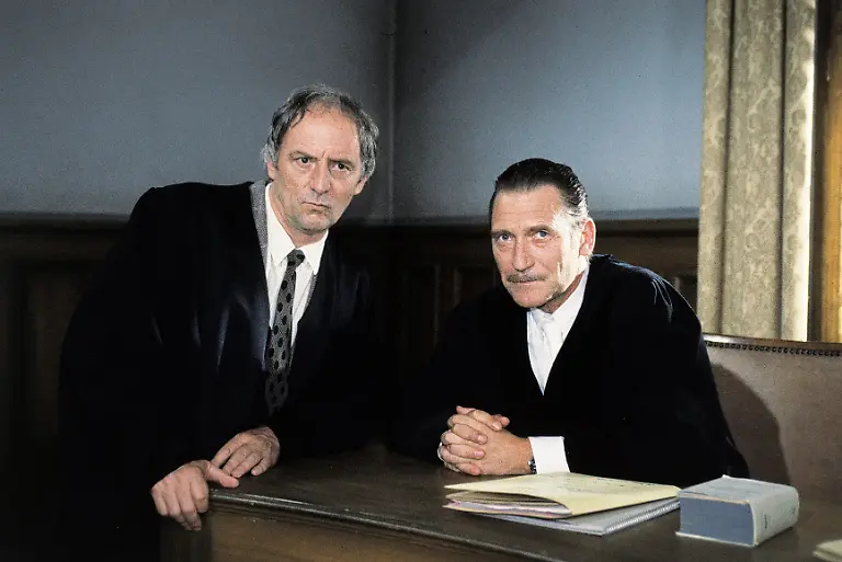 ANWALT-ABEL-EIN-RICHTER-IN-ANGST-Der-strenge-Richter-Dr-Crusius-muss-sich-vor-Gericht-wegen-Mordes-verantworten-Szene-Abel-GUeNTHER-MARIA-HALMER-weiss-dass-Staatsanwalt-Reuss-MATTHIAS-HABICH-Grund-hat-den-Angeklagten-zu-hassen